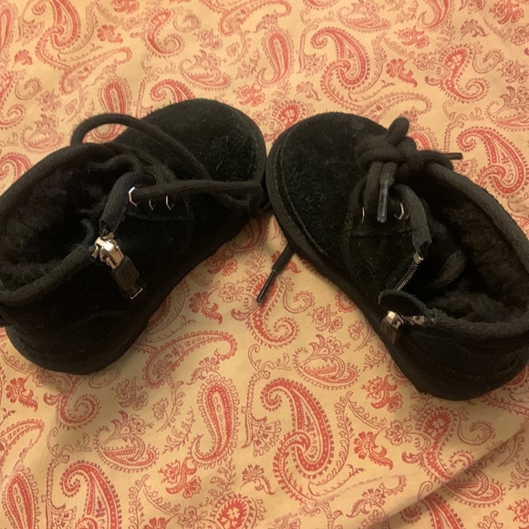 black toddler Ugg boots size 7 - Picture 2 of 2